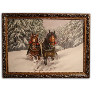 Бегущие лошади  в заснеженном лесу